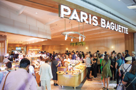 마닐라에 개점한 필리핀 1호점 ‘파리바게뜨 몰 오브 아시아점’에 현지인 고객들이 제품을 보고 있다. [SPC그룹 제공]