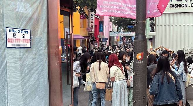 지난달 30일 찾은 서울시 중구 명동거리. 평일 낮 시간인데도 사람들로 붐비고 ‘임대문의’를 붙여놨던 유리벽에 ‘인테리어 준비중’이라는 표지판이 붙어있다. 서영상 기자