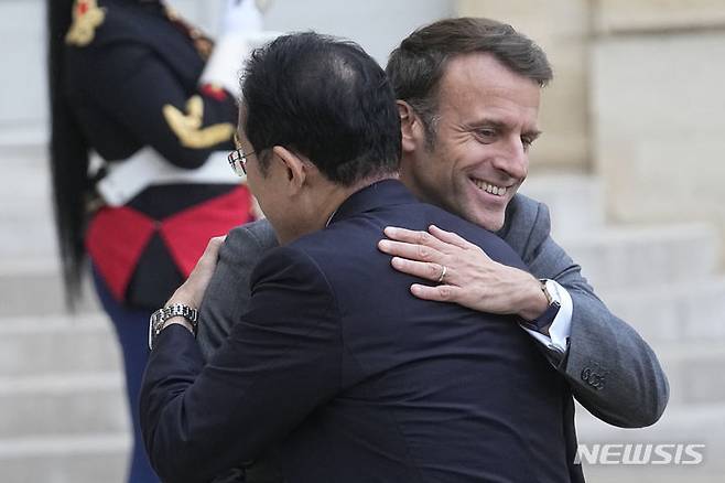 [파리=AP/뉴시스]에마뉘엘 마크롱 프랑스 대통령(오른쪽)이 2일(현지시각) 파리 엘리제궁에서 오찬회동 전에 기시다 후미오 일본 총리를 포옹하고 있다. 2024.05.03.