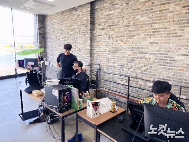 부산 수영구에 위치한 웹툰 스튜디오 몬스터라이엇에서 고 작가와 직원들이 작품 협의를 하고 있다. 고 작가 제공