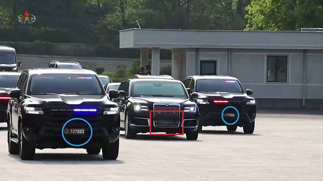 김정은 경호원들의 차량 번호판(파란 원)은 '7 27'로 시작되는 반면, 김정은 차량 번호판(빨간 네모)은 모자이크 처리돼 있다.