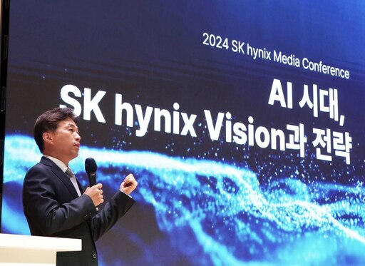 곽노정 SK하이닉스 최고경영자(CEO)가 2일 경기 이천시 SK하이닉스 본사에서 기자간담회를 갖고 인공지능(AI) 메모리 시장 선도를 위한 전략을 설명하고 있다. SK하이닉스 제공