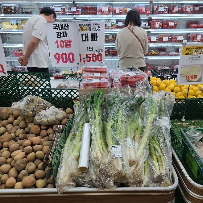 경기 파주시 금촌동 올소 식품관에서 소비자들이 상품을 둘러보고 있다.