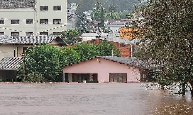지난 1일(현지시간) 브라질 히우그란지두술주 인칸타두에 폭우가 내린 후 침수된 거리의 모습. AFP연합뉴스
