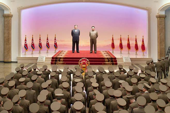 2월9일 북한군 지휘성원들이 건군절을 맞아 금수산태양궁전을 방문했다고 조선중앙통신이 보도했다. ⓒ평양 조선중앙통신