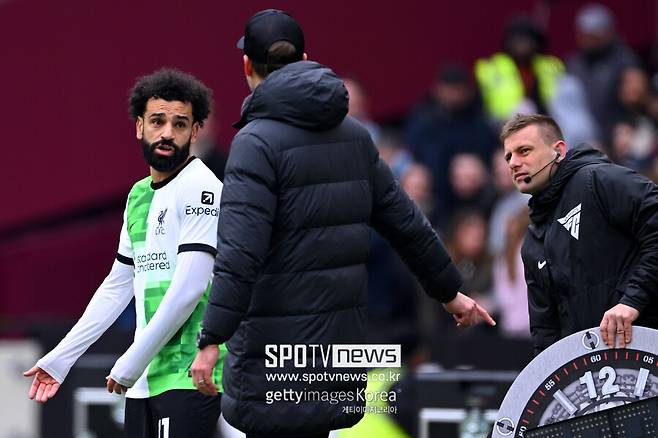 ▲ 모하메드 살라가 영국 런던 스타디움에서 웨스트햄과 2023-24시즌 프리미어리그 35라운드에서 후반전 교체로 투입되던 중 터치라인에서 위르겐 클롭 감독과 충돌했다. 서로 언성을 높이며 다퉜는데 경기 후 현지 취재진이 살라에게 어떤 일이 있었냐고 묻자 내가 입을 열면 난리가 날 것이라고 말했다. 클롭 감독에게도 관련 질문이 있었다. 클롭 감독에게 살라와 언쟁을 묻자 공개할 수 없다. 라커룸에서 문제는 라커룸에서 끝냈다. 살라와 문제에 대해 이야기했고 그걸로 마무리됐다라며 선을 그었다. 이 행동으로 말미암아 살라의 인성 폭로가 이어지고 있다.