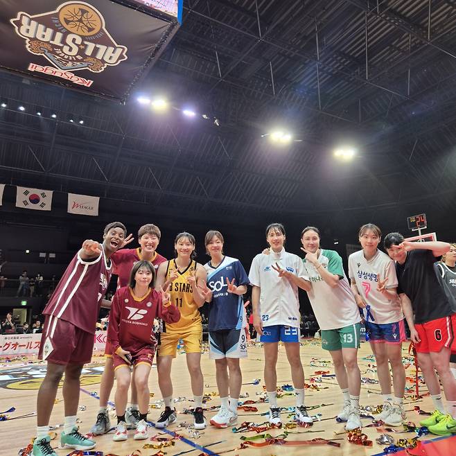 W리그 올스타전에 참가한 WKBL 구단별 대표선수들과 일본 선수들의 모습. /사진=WKBL 제공