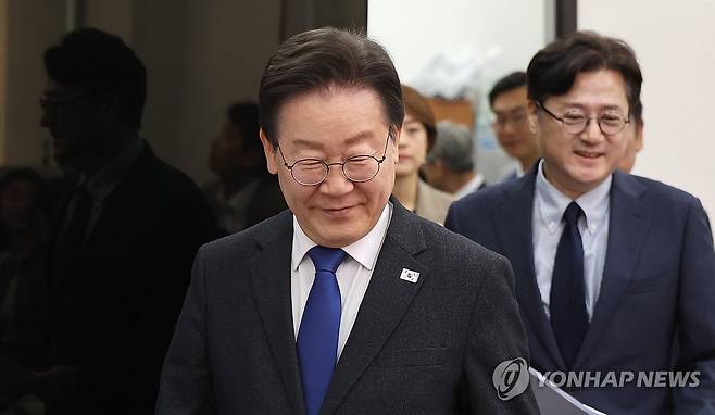 최고위원회의 참석하는 이재명 대표 (서울=연합뉴스) 김주형 기자 = 더불어민주당 이재명 대표가 3일 오전 국회에서 열린 최고위원회의에 입장하고 있다. 오른쪽은 홍익표 원내대표. 2024.5.3 kjhpress@yna.co.kr