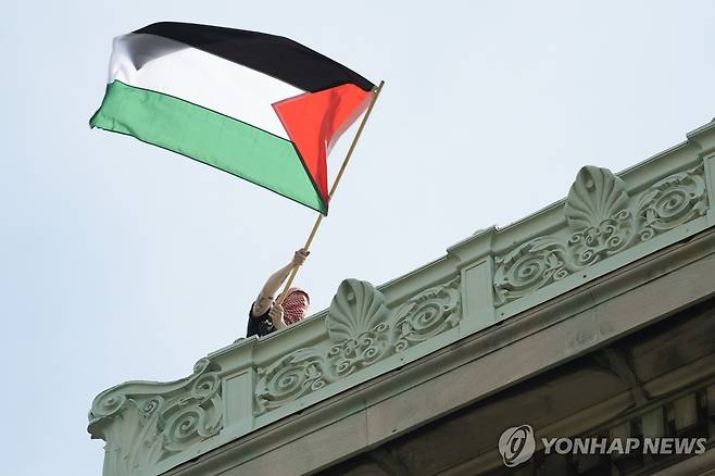 지난달 30일(현지시간) 미국 컬럼비아대에서 시위 중인 가자전쟁 반대 시위대가 팔레스타인 국기를 흔들고 있다.  [UPI 연합뉴스 자료사진. 재배포 및 DB 금지]