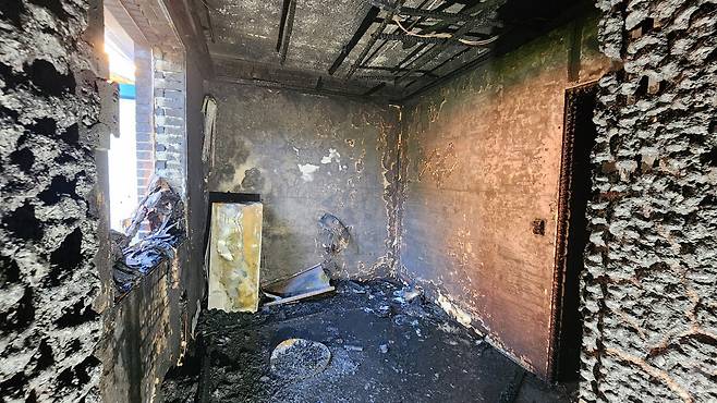 화재로 전소된 주택 내부 모습(태안소방서 제공)/뉴스1