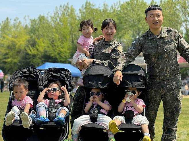 4일 인천시 부평구 육군17사단에서 어린이날을 맞아 열린 부대개방행사에서 김진수(33) 대위와 서혜정 소령(33) 부부와 다섯쌍둥이들이 기념촬영을 하고 있다.2024.5.4 ⓒ News1 박소영 기자