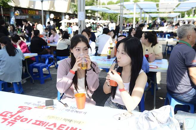 4일 대구 북구 DGB대구은행파크 일원에서 열리는 떡볶이 축제 현장에 방문한 시민들이 즐거운 시간을 보내고 있다. 2024.5.4/뉴스1 ⓒ News1 이성덕 기자