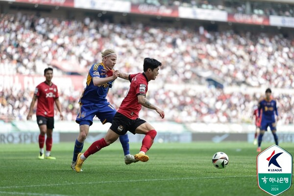 볼다툼을 벌이는 울산 루빅손과 서울 최준. 사진┃한국프로축구연맹