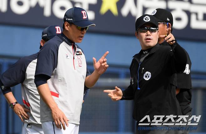 4일 잠실구장에서 열린 LG 트윈스와 두산 베어스의 경기. 6회초 1사 2,3루 두산 김기연 내야 땅볼 때 2루 김태근이 홈을 밟았지만 수비 방해로 정정되자 이승엽 감독이 어필하고 있다. 잠실=박재만 기자 pjm@sportschosun.com/2024.05.04/