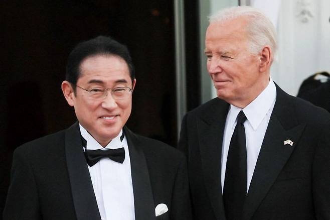 조 바이든 미국 대통령(오른쪽)이 10일(현지시간) 워싱턴 DC 백악관에서 열린 국빈 만찬의 주빈인 기시다 후미오 일본 총리를 환영하고 있다. [이미지출처=연합뉴스]