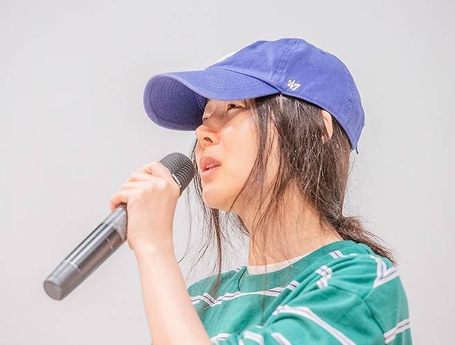 민희진 어도어 대표가 지난달 25일 기자회견을 하는 모습. 노메이크업에 후줄근하게 입은 그는 이날 130분간 라이브 방송으로 욕설과 비속어를 써가며 방시혁 하이브 의장을 맹비난했다. 자칫 비호감일 수 있었지만 회견은 흥행했다. /김지호 기자