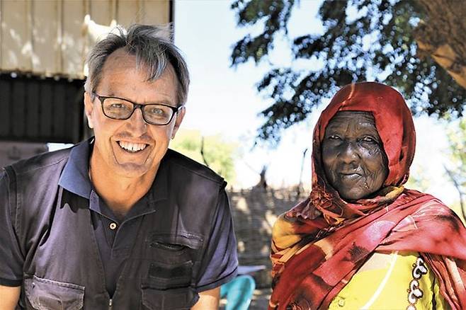 1일 본지와 인터뷰한 마이클 던퍼드(왼쪽) 유엔세계식량계획(WFP) 동아프리카지역 본부장이 2020년 11월 수단 남다르푸르주 니알라의 실향민 수용소에서 지원 대상 여성과 함께 있는 모습. /유엔세계식량계획