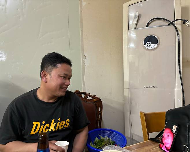 지난 22일 저녁 프롯씨가 버섯 농장 일을 마치고 고국 캄보디아에 있는 딸과 영상통화를 하며 미소를 짓고 있다. /장근욱 기자