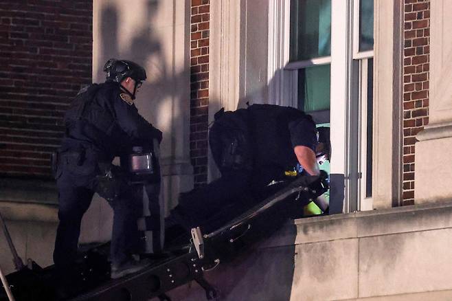 지난달 30일 미국 뉴욕시 컬럼비아대에서 친팔레스타인 학생 시위대가 점거한 건물에 진압 장비를 착용한 뉴욕경찰이 진입하고 있다. / AFP 연합뉴스