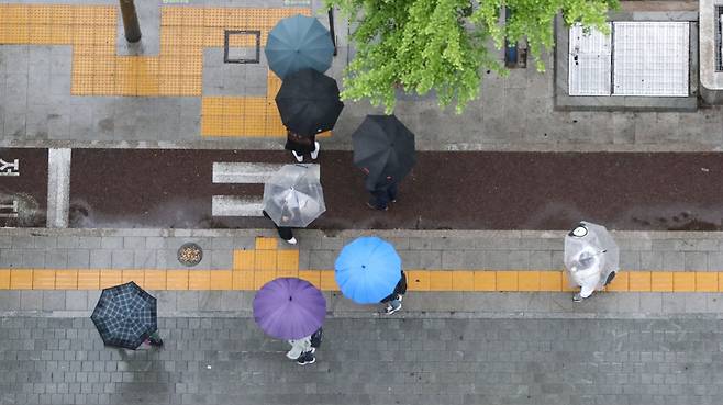 지난해 어린이날 서울 세종대로에서 우산을 쓴 시민들이 이동하고 있다. 2023.5.5/뉴스1