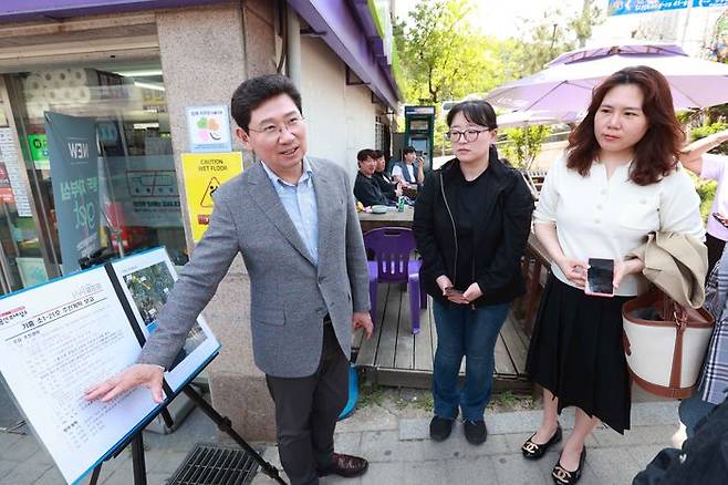 이상일 용인특례시장이 지난 3일 '기흥 우방아이유쉘'·신갈초 사이 통학로 현장을 방문해 주민들과 이야기를 나누고 있다. ⓒ용인시 제공