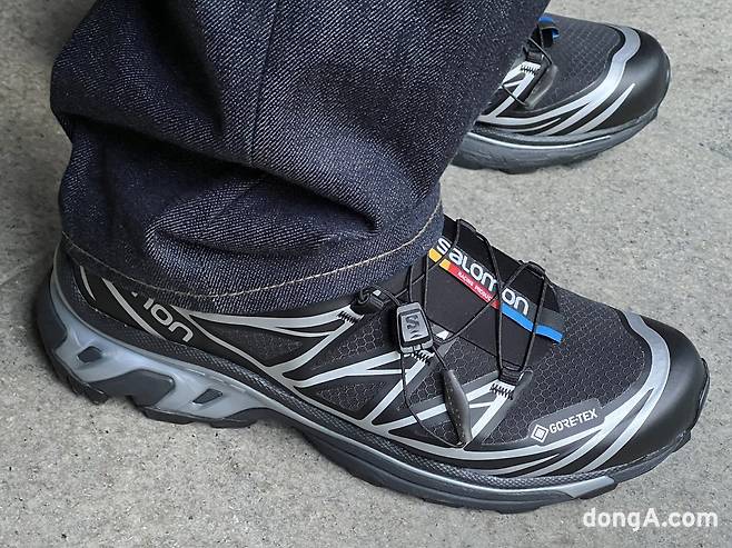 살로몬 XT-6 GTX. 약간 통이 있는 청바지와 함께 착용한 모습.