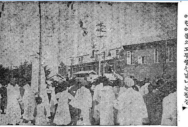 ◇어린이들의 고무풍선 날리는 광경                                                                                       /1924년 5월 3일자 조선일보