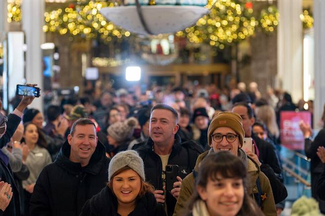 2023년 12월25일 미국 뉴욕 맨해튼 거리가 성탄절을 맞아 쇼핑을 나온 시민들로 넘쳐나고 있다. REUTERS