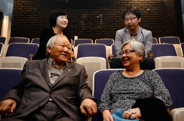 지난 2013년 서울 마포구 서교동 소극장 산울림에서 한국일보와 인터뷰 중인 임영웅 연출가 가족.왼쪽 위부터 시계 방향으로 딸 수진, 아들 수현씨, 아내 오증자 서울여대 불문과 명예교수, 임영웅 연출가. 한국일보 자료사진