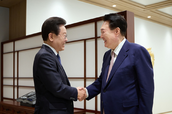 윤석열 대통령이 29일 서울 용산 대통령실에서 열린 영수회담에서 집무실에 도착한 더불어민주당 이재명 대표를 맞이하며 악수하고 있다. 2024.04.29. [사진=대통령실]