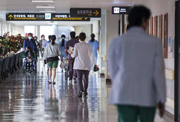 서울시내 대학병원에서 의료진이 이동하고 있다. 사진은 기사와 무관. [사진=뉴시스]