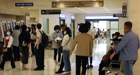 3일 서울 서초구 가톨릭대학교 서울성모병원에서 환자와 보호자가 이동하고 있다. 뉴스1