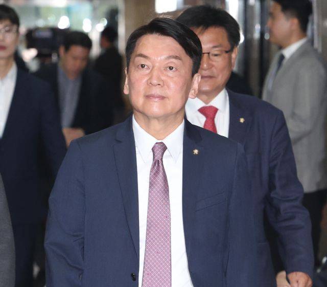 안철수 국민의힘 의원이 지난달 15일 국회 원내대표실에서 열린 중진 당선인 간담회에 참석하기 위해 이동하고 있다. 연합뉴스