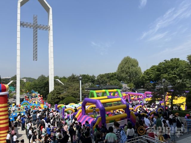 여의도순복음교회 교회학교 아이들과 학부모들이 4일 서울 여의도의 교회 앞 광장에서 진행된 '2024 교회학교의 날' 행사에 참여하고 있다.