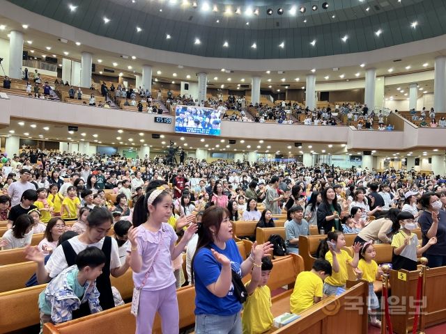 이날 교회 대성전에서 진행된 ‘온 가족이 함께하는 예배’에서 아이들이 부모들과 함께 찬양을 부르고 있다.