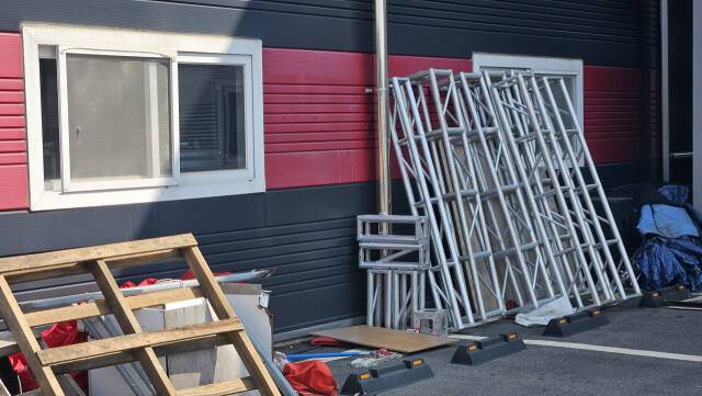 파주시의 한 스튜디오. 건축물대장상에 용도가 공장이나 창고 시설로 돼 있지만 스튜디오로 쓰이고 있는 흔적이 가득하다. 오민주기자