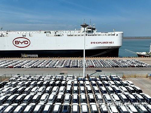 지난 25일 중국 장쑤성 롄윈강 항에서 브라질 수출을 위해 선적 대기 중인 비야디(BYD) 전기차들. [로이터 연합뉴스]