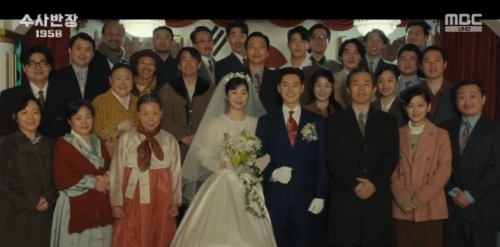 박영한이 이혜주(서은수)에 청혼했고. 두 사람은 축복 속에 결혼식을 올렸다. 사진=MBC ‘수사반장 1958’ 캡처