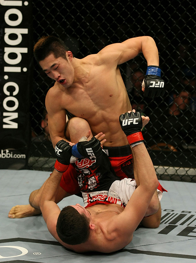 김동현이 2011년 1월 UFC125에서 네이트 디아스를 공격하고 있다. 사진=TKO