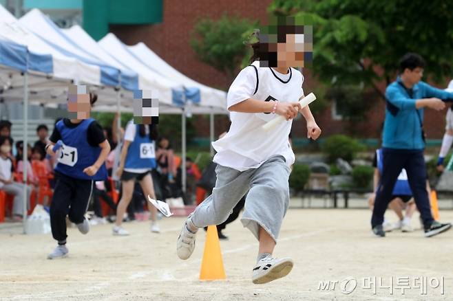 학교에서 사전에 공지하지 않은 '야외 수업'을 진행했다며 아동학대로 신고하겠다는 학부모가 등장했다. 사진은 기사의 이해를 돕기 위한 자료 사진. /사진=머니투데이 DB