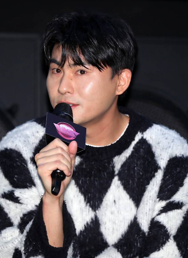 카더가든이 뱃사공 근황을 공개한 이후 누리꾼들의 비난을 받고 있다. 가수 카더가든이 지난해 11월22일 오후 서울 강남구 CGV 씨네시티에서 열린 Mnet 서바이벌 프로그램 'VS(브이에스)' 신곡 음원 쇼케이스에서 인사말을 하고 있다. 사진은 기사 내용과 직접적인 관련이 없음./사진=뉴시스