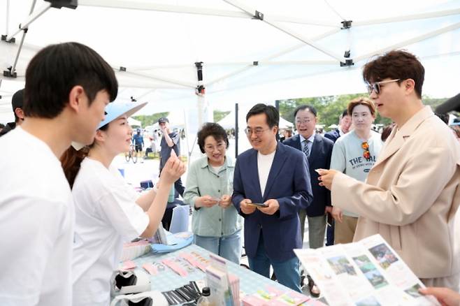 4일 오후 반려마루 화성에서 열린 2024 경기도 PETSTA에서 김동연 경기도지사가 행사장 부스를 방송인 박수홍 씨와 함께 둘러보고 있다. / 사진제공=경기도