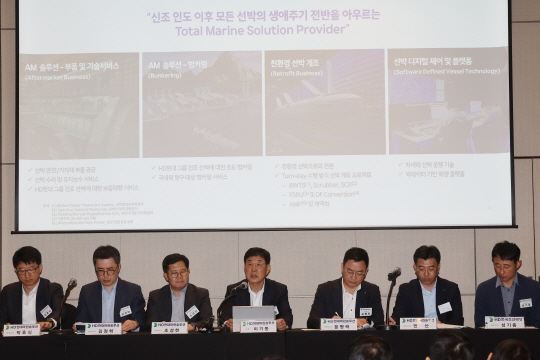 지난달 15일 서울 영등포구 콘래드호텔에서 열린 HD현대마린솔루션 기업공개 기자간담회에서 이기동(가운데) HD현대마린솔루션 대표가 발언하고 있다. 연합뉴스