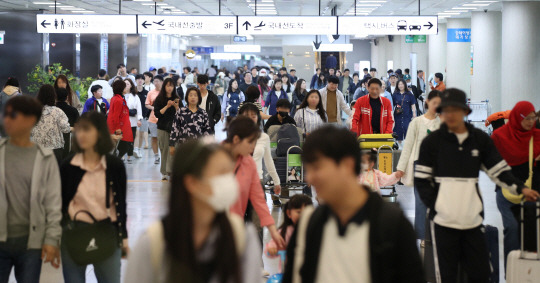 어린이날 황금연휴를 앞둔 3일 오전 제주국제공항 1층 도착장이 가족과 연인, 친구들과 제주를 찾은 관광객들의 발걸음으로 붐비고 있다. 뉴시스