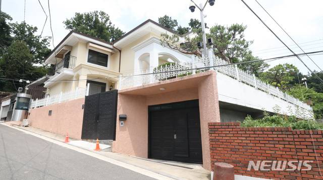 [서울=뉴시스]전진환 기자 = 22일 법원경매 전문기업 지지옥션에 따르면 박 전 대통령의 내곡동 자택은 8월9일부터 사흘간 1회차 공매 입찰이 진행될 예정이다. 검찰은 국정농단 사건으로 확정판결을 받은 박 전 대통령이 벌금과 추징금을 자진 납부하지 않자 지난 3월 자택에 대한 압류를 진행하고, 한국자산관리공사(캠코)에 공매를 위임했다. 박 전 대통령 자택은 13년 전인 2008년에 보존등기 된 건물로 감정가는 31억6554만 원이다. 2021.06.22. amin2@newsis.com