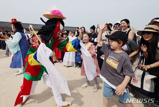 [서울=뉴시스] 김진아 기자 = 어린이날 연휴가 시작된 4일 오후 서울 종로구 경복궁을 찾은 어린이와 가족들이 궁중문화축전 길놀이 공연을 보며 즐거운 시간을 보내고 있다. 2024.05.04. bluesoda@newsis.com