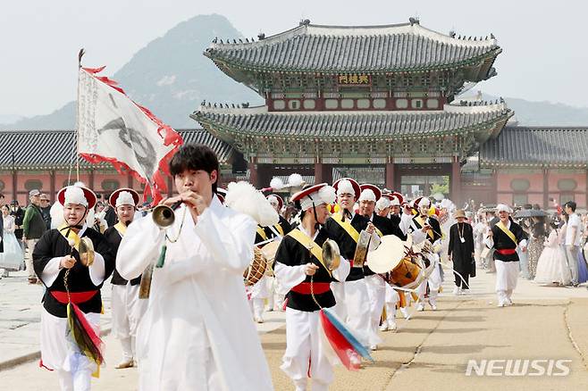 [서울=뉴시스] 김진아 기자 = 어린이날 연휴가 시작된 4일 오후 서울 종로구 경복궁을 찾은 어린이와 가족들이 궁중문화축전 길놀이 공연을 보며 즐거운 시간을 보내고 있다. 2024.05.04. bluesoda@newsis.com