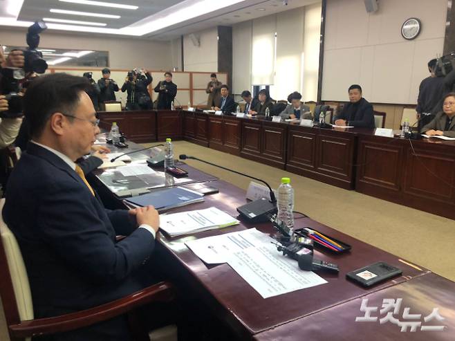 지난 2월 6일 정부서울청사에서 열린 2024년 제1차 보건의료정책심의위원회에 참석한 조규홍 보건복지부 장관(위원장). 조 장관은 "의료계를 존중했기 때문에 의료현안협의체를 꾸려 28차례 논의한 것"이라며 의대정원 확대가 정부의 일방적 결정이라는 의협의 주장을 반박했다. 이은지 기자