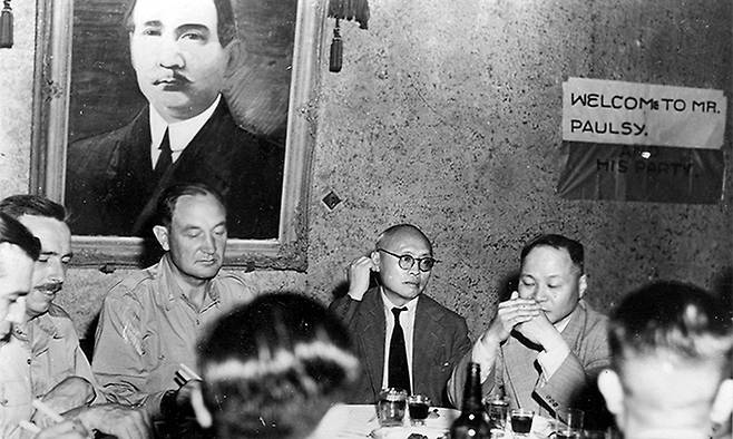 미국의 조사단원들이 1947년 7월 푸순을 방문했을 때, 국민당 관료들이 마련한 만찬. ‘중화민족의 국부’ 쑨원의 초상화가 보인다. 가운데 안경을 쓴 장자아오는 중국의 만주 접수를 놓고 소련과의 협상을 이끌었다.