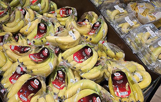 지난 3일 오후 서울 시내 한 대형마트에서 고객이 과일를 살펴보고 있다. 사진=김경호 기자